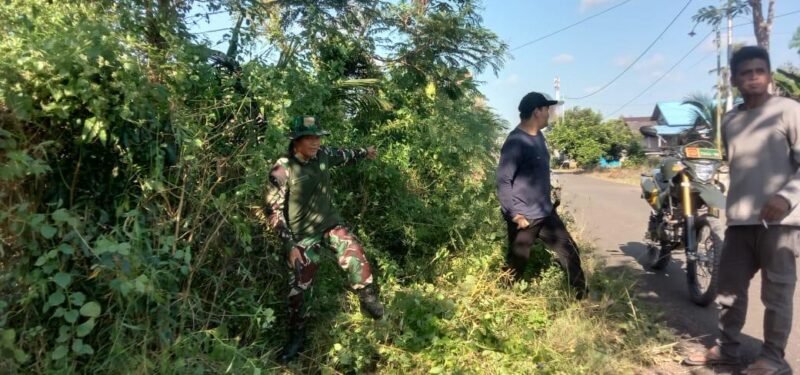 Jum’at Bersih Babinsa Kodim 1009/Tanah Laut, Ajak Warga Gotong Royong Bersihkan Lingkungan Desa