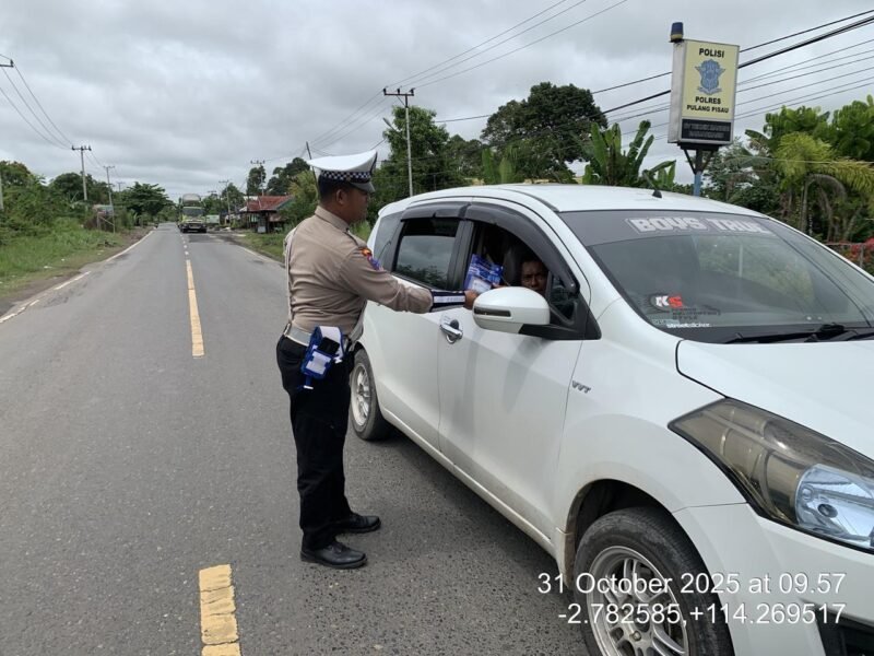 Polres Pulang Pisau Gelar Pembagian Brosur Kamseltibcarlantas kepada Masyarakat