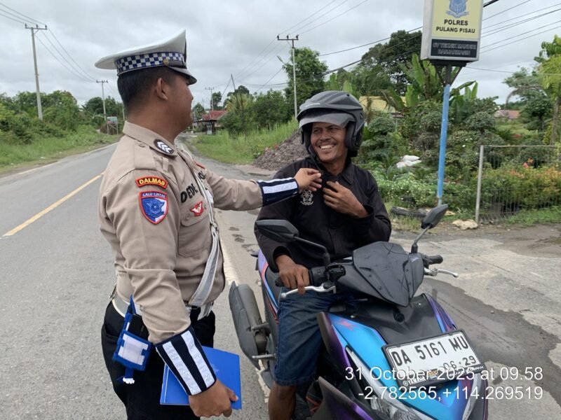 Petugas Satlantas Ingatkan Pengendara R2 Meng “Klik” Helm Saat Berkendara
