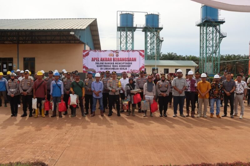 Aksi Humanis, Kapolres Pulang Pisau Serahkan Bansos untuk Buruh Setelah Apel Kebangsaan