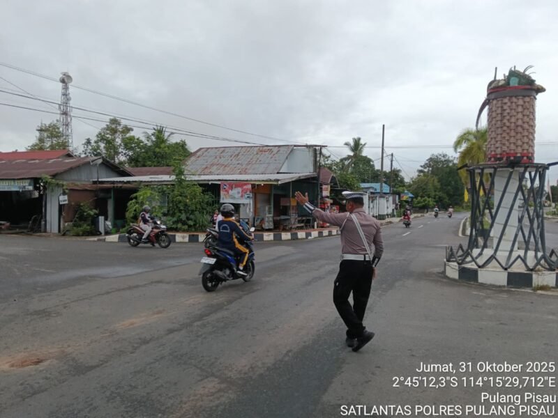 Cegah laka lantas Satlantas Polres Pulang Pisau laksanakan pengaturan Pagi di jalur padat kendaraan