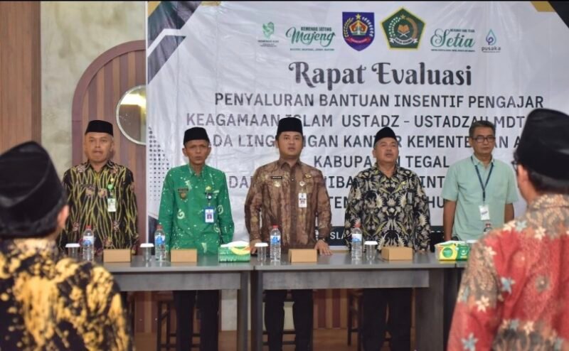 Foto: Informasi tersebut disampaikan Bupati Tegal Ischak Maulana Rohman saat Rapat Evaluasi Penyaluran Bantuan Insentif Pengajar Keagamaan Islam Tahun 2025 di ruang pertemuan Rumah Makan Cahaya Bulan Slawi, Kamis (16/10/2025).