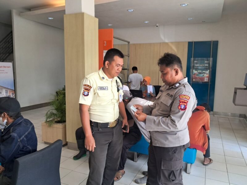 Kanit Binkamsa Sat Binmas Polres Pulang Pisau Sambangi kantor Bank BNI