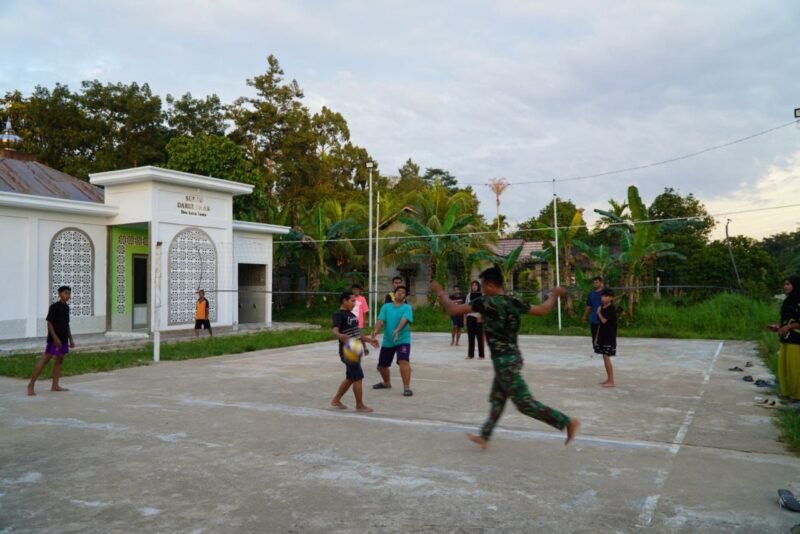 Satgas TMMD ke-126 Kodim 1208/Sambas Laksanakan Olahraga Bersama Warga