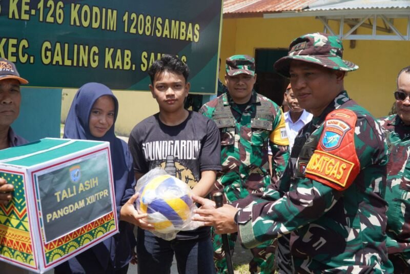 Tim Wasev TMMD ke-126 Kodim 1208/Sambas Berikan Bantuan Sembako dan Alat Olahraga Kepada Warga Desa Ratu Sepudak