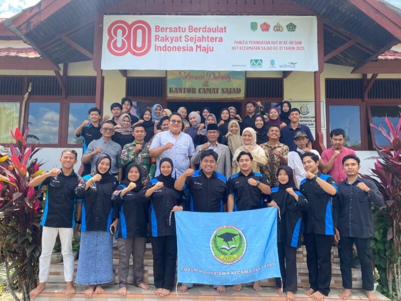 Babinsa 01/Sambas Hadiri Pelantikan Forum Mahasiswa Kecamatan Sajad