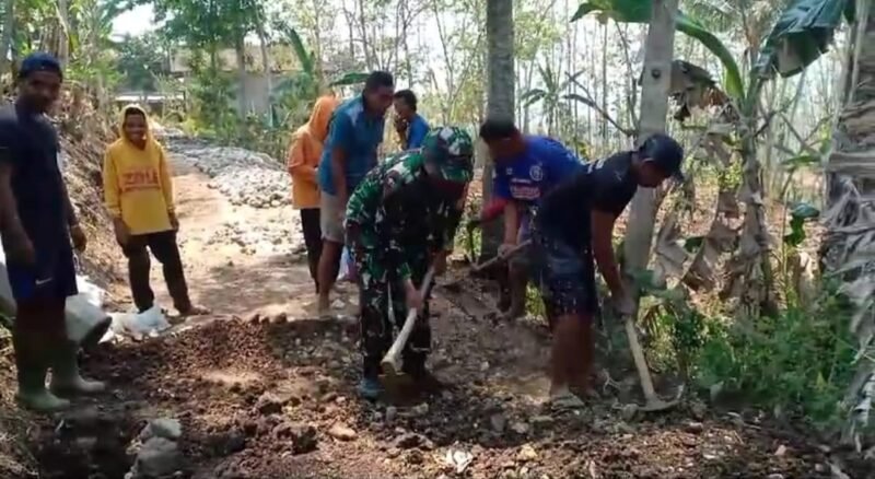 Bersama Warga Binaan, Serka Rusmono Kerja Bakti Merabat Jalan Penghubung Antar Desa