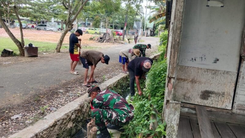 TNI dan Warga Banua Lawas Gotong Royong Bersihkan Lingkungan