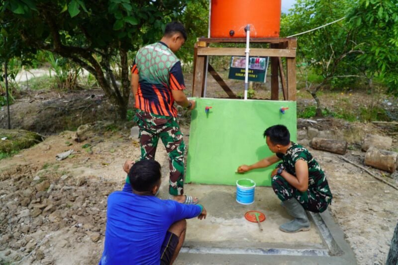Satgas TMMD ke-126 Kodim 1208/Sambas Lakukan Pengecatan Penampungan Air Sumur Bor