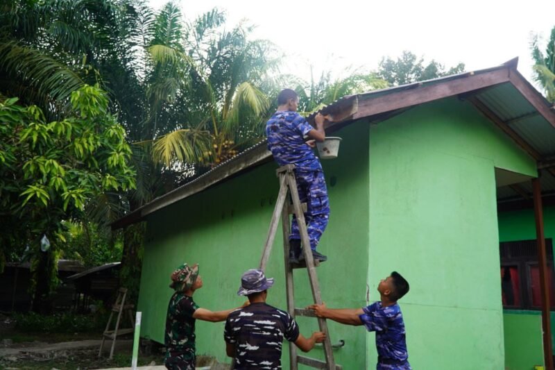 Satgas TMMD ke-126 Kodim 1208/Sambas Perindah Tampilan MCK Sekolahan Melalui Kegiatan Pengecatan