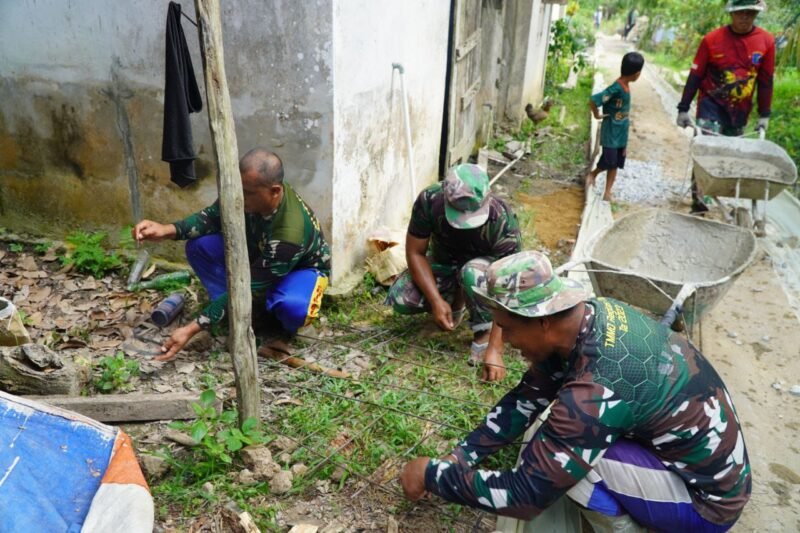 Satgas TMMD ke-126 Kodim 1208/Sambas Rangkai Besi untuk Perkuat Bangunan Rabat Beton