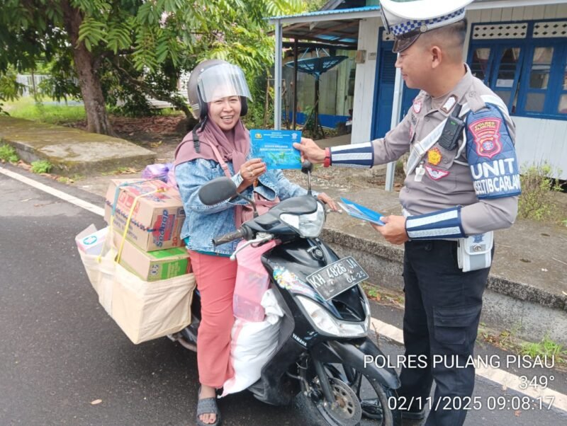 Polres Pulang Pisau Gelar Pembagian Brosur Kamseltibcarlantas kepada Masyarakat