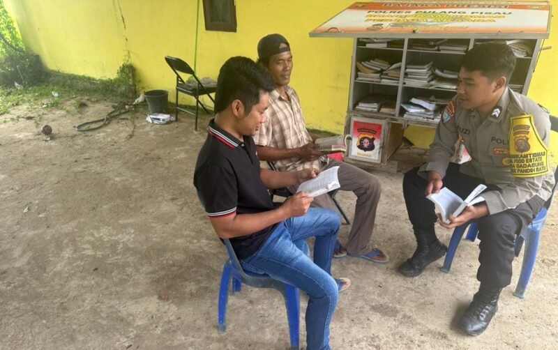 Dalam Rangka meningkatkan minat dan menanamkan budaya baca Satbinmas Polres Pulang Pisau melaksanakan perpustakaan keliling (Bajaka) Ke Pedesaan wilayah Kabupaten Pulang Pisau, Minggu (02/11/2025) pagi.