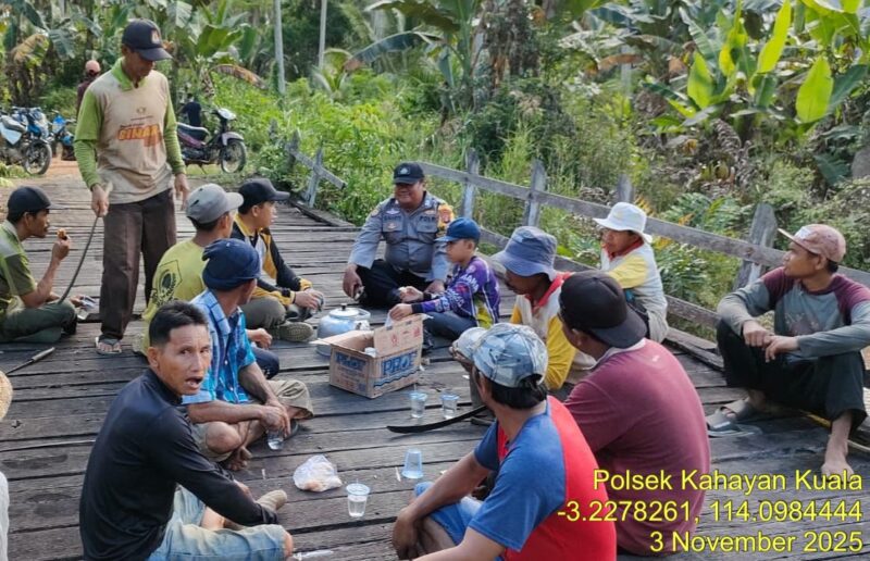 Personel Polsek Kahayan Kuala sambangi warga dan Memberikan himbauan Tentang Larangan Membakar hutan dan lahan.
