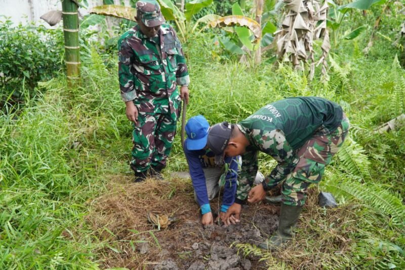 Satgas TMMD ke-126 Kodim 1208/Sambas Tanam Pohon Keras di Sekitar Lokasi Kegiatan