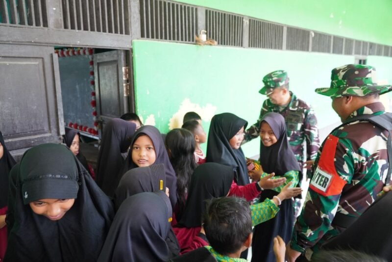 Siswa siswi SDN 11 Kota Lama Riang Gembira, Sekolahnya Kini Miliki MCK Berkat TMMD Regtas ke-126 Kodim 1208/Sambas