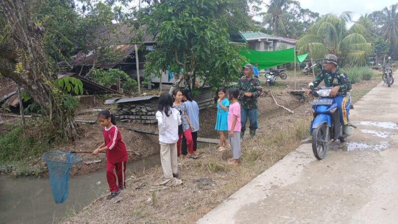 Satgas TMMD ke-126 Kodim 1208/Sambas Senda Gurau Bersama Anak-Anak di Lokasi Kegiatan