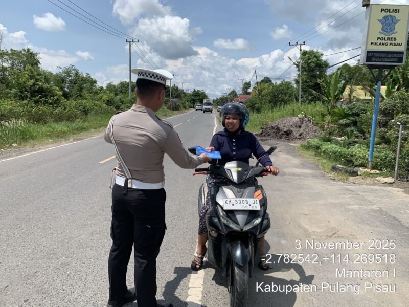 Sat Lantas Polres Pulang Pisau Bagikan Brosur Kamseltibcarlantas kepada Pengendara