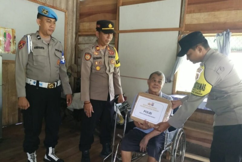 Kapolsek Kahayan Tengah Jenguk dan Ringankan Beban Warga yang Sakit