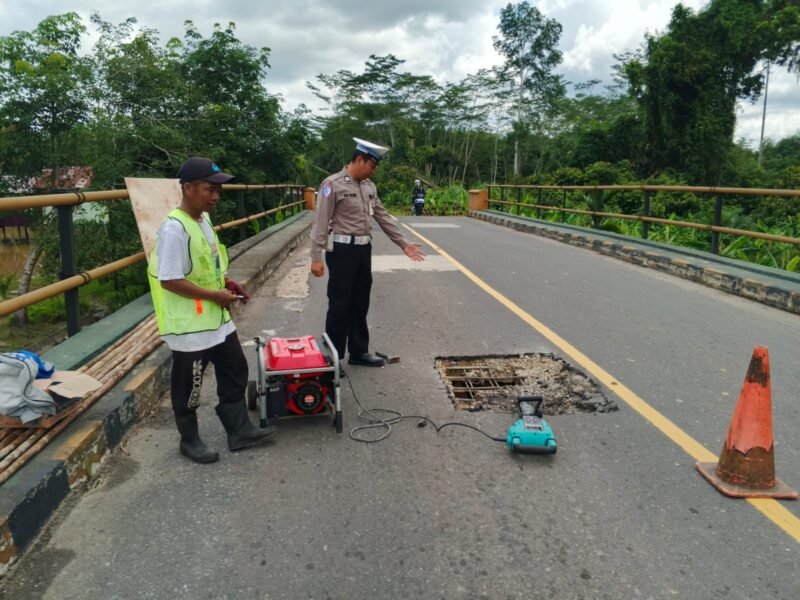 Satlantas Polres Pulang Pisau Atur Arus Lalin di Jembatan Tanjung Sangalang yang Diperbaiki