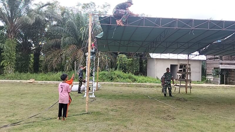 Satgas TMMD ke-126 Kodim 1208/Sambas Pasang Tenda untuk Persiapan Upacara Penutupan