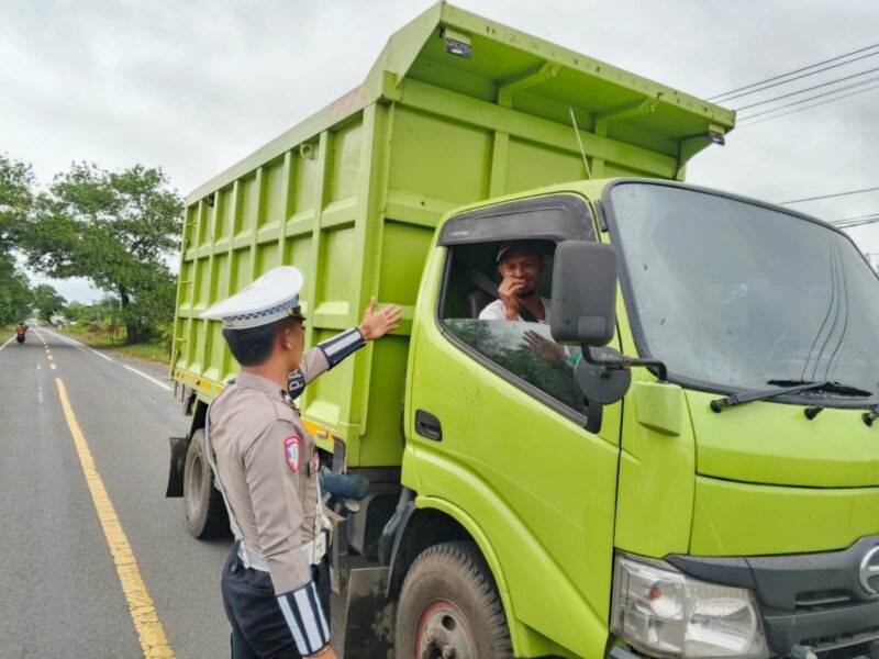 Anggota Satlantas Polres Pulang Pisau, Memberi Teguran Kepada Pengemudi Yang Tidak Menggunakan Sabuk Pengaman dengan baik