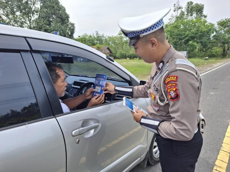 Polres Pulang Pisau Gelar Pembagian Brosur Kamseltibcarlantas kepada Masyarakat