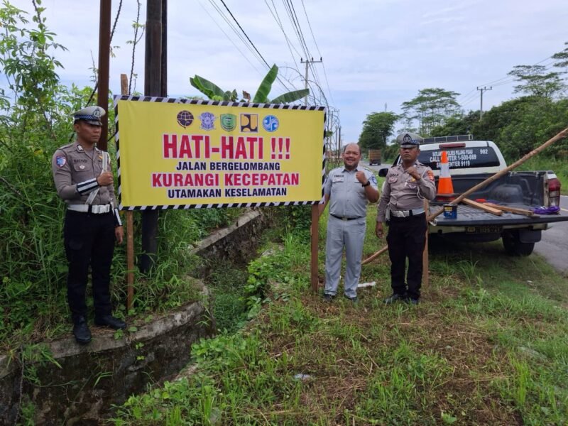 Pemasangan Spanduk Himbauan, Langkah Nyata Satlantas Polres Pulang Pisau Cegah Kecelakaan Lalu Lintas