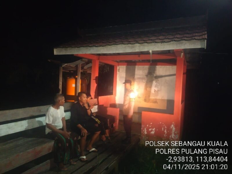 Bhabinkamtibmas sambang Pos Kamling dan memberikan himbauan kamtibmas petugas jaga