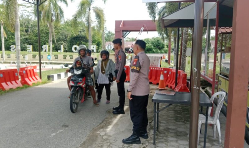 Pelayanan Prima di Pintu Masuk: Pamapta Polres Pulang Pisau dan Anggota Jaga Sigap Melayani Warga yang Bertamu