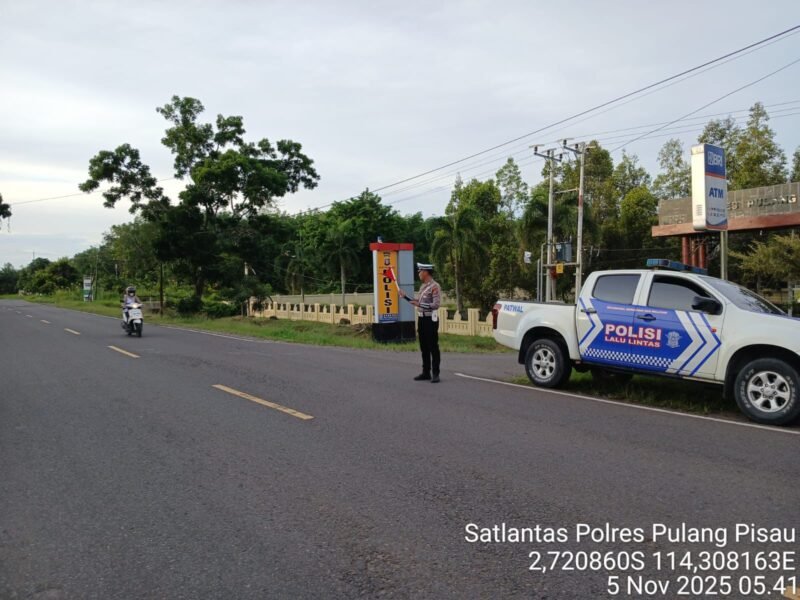 Personel Polres Pulang Pisau Laksanakan Pengaturan Arus Lalu Lintas Pagi (Strong Point)
