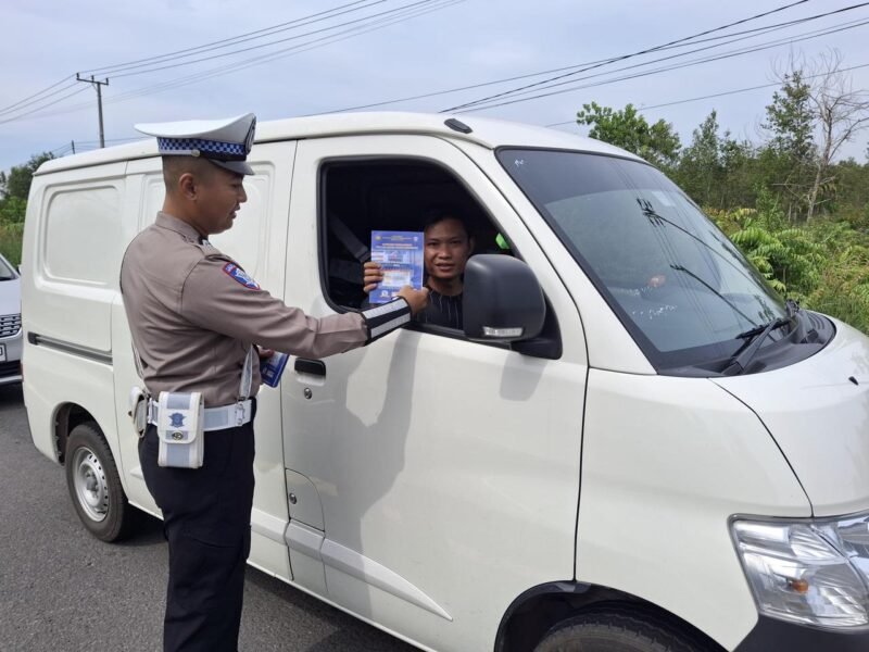 Polres Pulang Pisau Gelar Pembagian Brosur Kamseltibcarlantas kepada Masyarakat