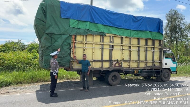 Satlantas Polres Pulang Pisau Tindak Truk Overload dengan Pendekatan Humanis