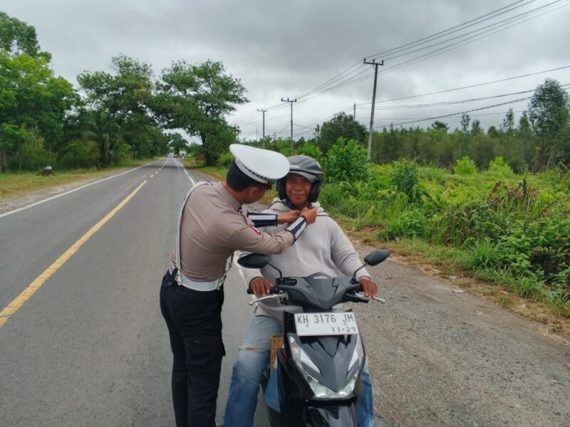 Petugas Satlantas Ingatkan Pengendara R2 Meng “Klik” Helm Saat Berkendara