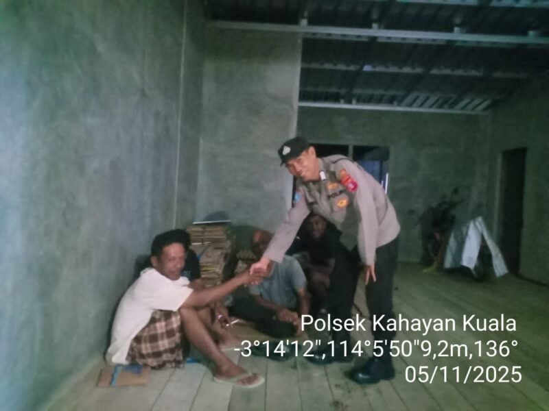 Personil Polsek Kahayan Kuala melaksanakan kegiatan Patroli Kamtibmas pada malam hari guna cegah terjadinya bahaya tindak kejahatan, Kali ini dengan sasaran pemukiman warga dan fasilitas Umum juga daerah rawan Kejahatan, guna cipta Sitkamtibmas yang aman terkendali