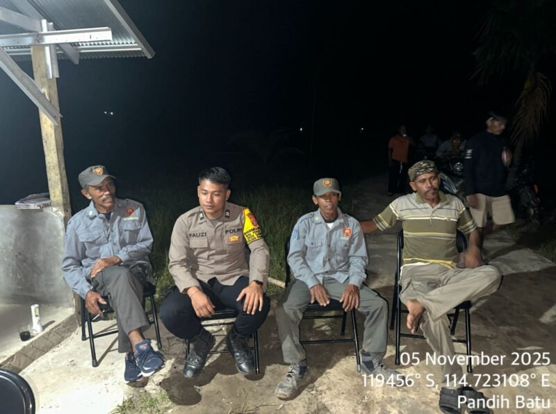 BHABINKAMTIBMAS POLSEK PANDIH BATU POLRES PULANG PISAU LAKUKAN PENGECEKAN POS KAMLING DI WILKUM POLSEK PANDIH BATU