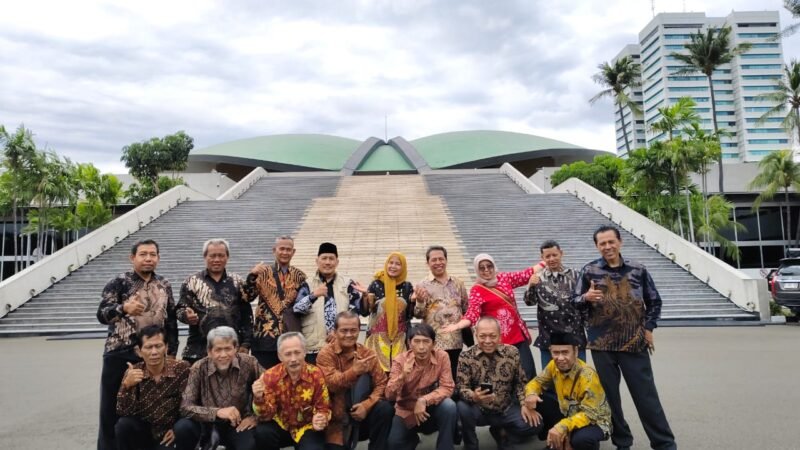 Ketua MPR-RI , Ahmad Muzani Terima Kunjungan Alumni Sahabat 87 SMEA Negeri Karanganyar Tegal (foto)