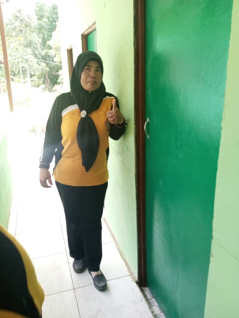 Keceriaan Dewan Guru Terpancar Usai Miliki MCK Layak Berkat TMMD ke-126 Kodim 1208/Sambas