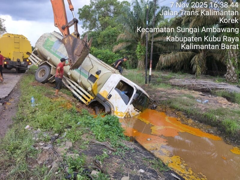 Foto: BREAKING NEWS: Sopir Diduga Mengantuk, Mobil Tangki CPO Terguling di Desa Korek, Ambawang, Pengangkatan Membuat Jalan Macet Total