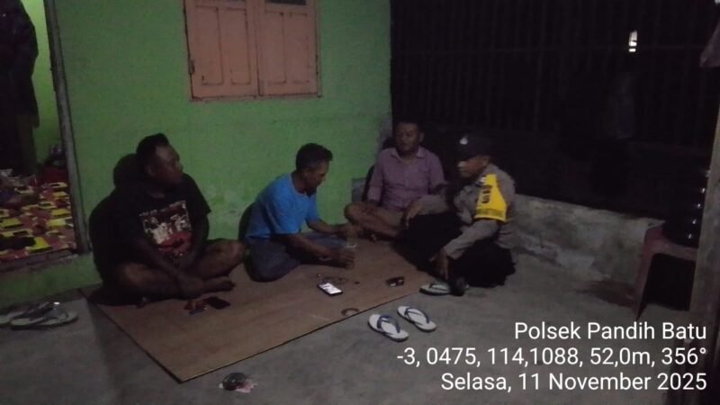 BHABINKAMTIBMAS POLSEK PANDIH BATU POLRES PULANG PISAU LAKUKAN PENGECEKAN POS KAMLING DI WILKUM POLSEK PANDIH BATU