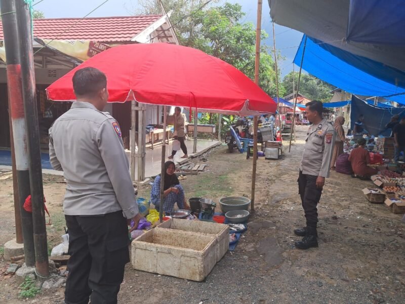 Cegah Karhutla, Personil Sat Binmas Polres Pulang Pisau memberikan himbauan dilarang membakar hutan dan lahan secara sembarangan kepada masyarakat