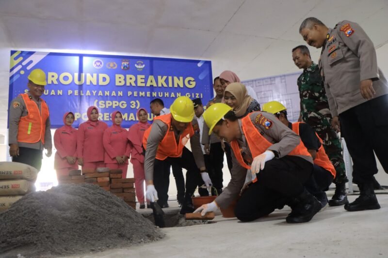 TargetNews.id/RedaksiPolres Madiun Polda Jawa Timur (Jatim) melaksanakan peletakan batu pertama (ground breaking) pembangunan Satuan Pelayanan Pemenuhan Gizi (SPPG) di Desa Sogo, Kecamatan Balerejo, Kabupaten Madiun (foto) TargetNews.ID/Redaksi