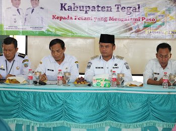 TargetNews.ID/FauziSebagai bentuk kepedulian terhadap petani yang terdampak proyek revitalisasi Bendungan Danawarih, Bupati Tegal Ischak Maulana Rohman menyalurkan bantuan 7,84 ton beras cadangan pangan pemerintah untuk 392 petani di wilayah Kecamatan Lebaksiu. (Foto) TargetNews.ID/fauzi