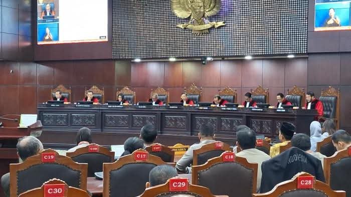 TargetNews.id/Red T Redaksi
B-
B+
PUTUSAN MK - Sidang pengucapan sejumlah putusan Mahkamah Konstitusi (MK), Kamis (13/11/2025). MK Tegaskan bahwa Kapolri tidak lagi bisa menugaskan polisi aktif untuk menduduki jabatan sipil di luar institusi kepolisian, kecuali mereka sudah mengundurkan diri atau pensiun. TargetNews.id/ Red T TargetNews.id