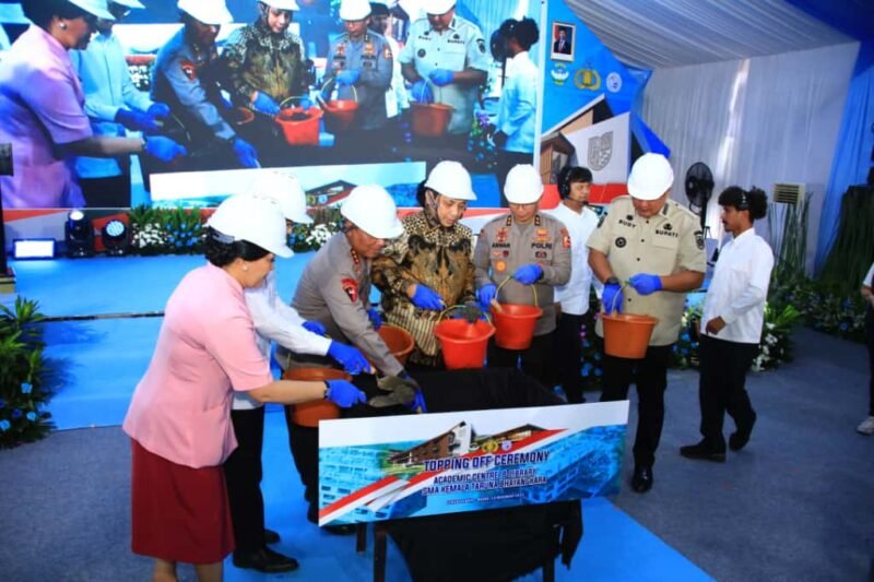 TargetNews.ID/RedaksiWakapolri Komjen Pol. Prof. Dr. Dedi Prasetyo Bandung, 13 November 2025-Wakil Kepala Kepolisian Negara Republik Indonesia (Wakapolri) Komjen Pol. Dr. Dedi Prasetyo memimpin kegiatan topping off (tahap akhir penyelesaian struktur utama bangunan (foto) TargetNews.ID/Redaksi