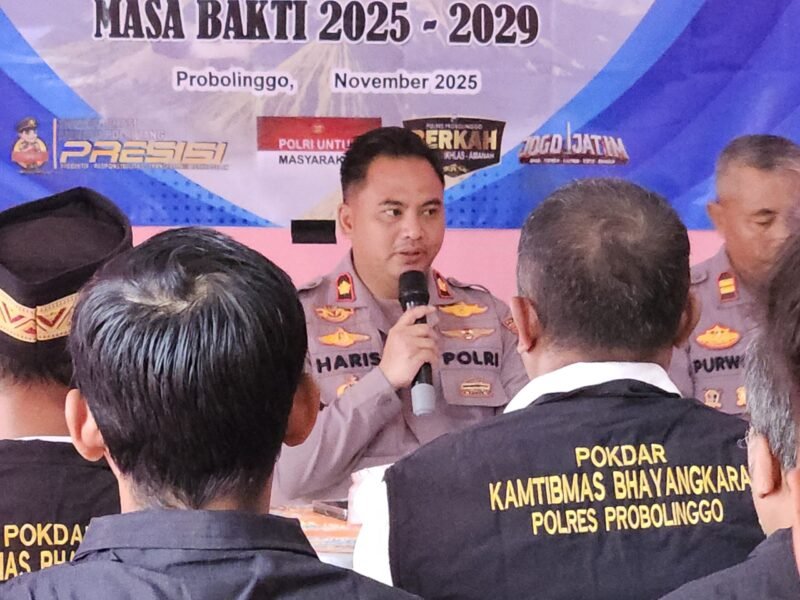 TargetNews.ID/Mantpas/RedaksiKapolres Probolinggo, AKBP M. Wahyudin Latif secara resmi mengukuhkan Kelompok Sadar Keamanan dan Ketertiban Masyarakat (Pokdar Kamtibmas) Bhayangkara di Mapolres Probolinggo Polda Jatim (foto) TargetNews.ID/Mantaps/Redaksi