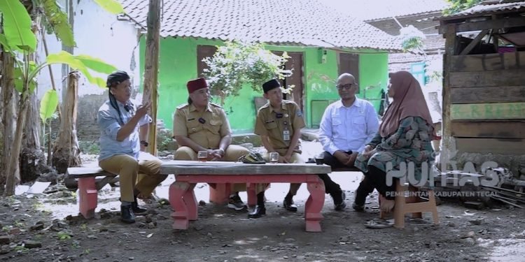 TargetNews.ID/FauziAkurasi data di Data Tunggal Sosial Ekonomi Nasional (DTSEN) terus ditingkatkan. Masyarakat dilibatkan untuk meningkatkan akurasi dan kemutakhiran DTSEN melalui aplikasi Cek Bansos. Selain untuk transparansi, pelibatan masyarakat juga diharapkan bisa menekan potensi penyaluran bantuan sosial salah sasaran (foto) TargetNews.ID/Fauzi