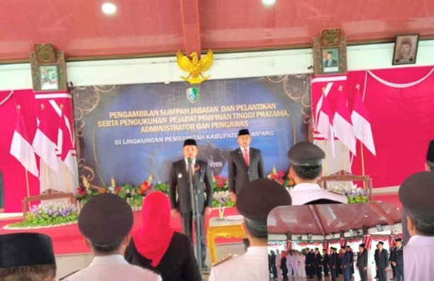 TargetNews.ID/Redaksi
Pemerintah Kabupaten (Pemkab) Sampang Madura Jawa Timur melakukan rotasi dan mutasi jabatan terhadap 63 pejabat administrator dan pengawas. Prosesi pelantikan dipimpin langsung oleh Bupati Sampang H. Slamet Junaidi dengan disaksikan jajaran Forum Koordinasi Pimpinan Daerah (Forkopimda), Sekretaris Daerah, serta para kepala Organisasi Perangkat Daerah (OPD).
(Foto) TargetNews.ID/Redaksi
