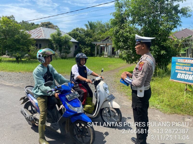 Sat Lantas Polres Pulang Pisau Laksanakan Patroli dan Pengaturan Lalin Serta Himbauan Kamseltibcarlantas Kepada Pengendara