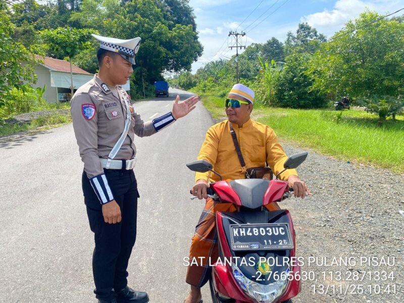 Wujudkan Keselamatan Dalam Berkendara, Kanit Kamseltibcarlantas Berikan Teguran Kepada Pengendara Yang Tidak Menggunakan Tanpa Helm